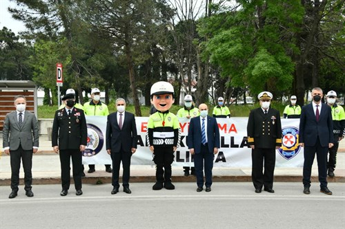 ‘‘Evdeyim Ama Trafik Kuralları Aklımda’’ #TrafikteHerYılDahaİyiye #EmniyetKemerimiUnutmam